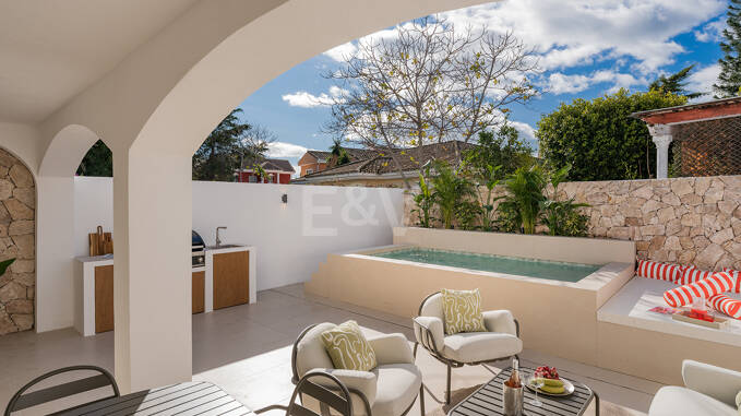 Casa adosada estilo Ibiza junto a la playa con piscina privada climatizada y espectacular área de estar al aire libre