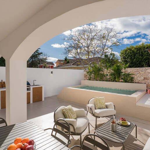 Maison de ville en bord de mer style Ibiza avec piscine chauffée privée et magnifique espace de vie extérieur