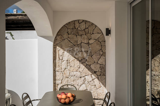 Maison de ville en bord de mer style Ibiza avec piscine chauffée privée et magnifique espace de vie extérieur