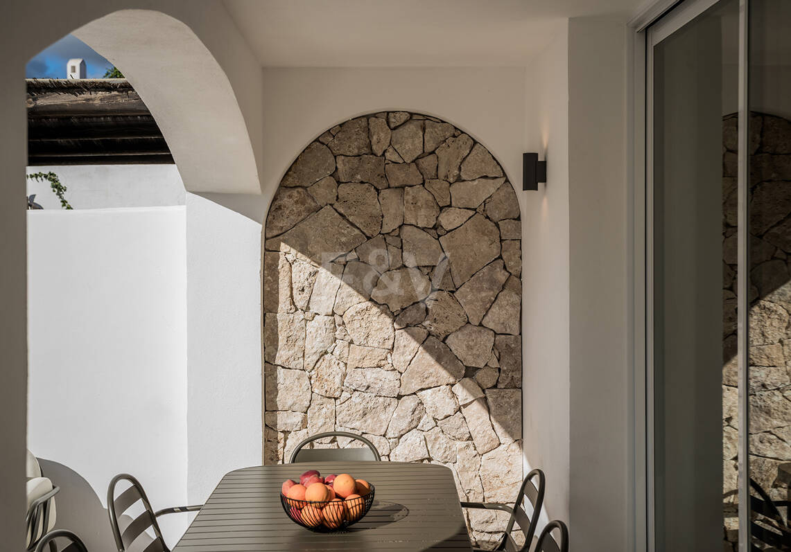 Ibiza-Style Beachside Townhouse med privat uppvärmd pool och fantastisk utomhuslivsområde