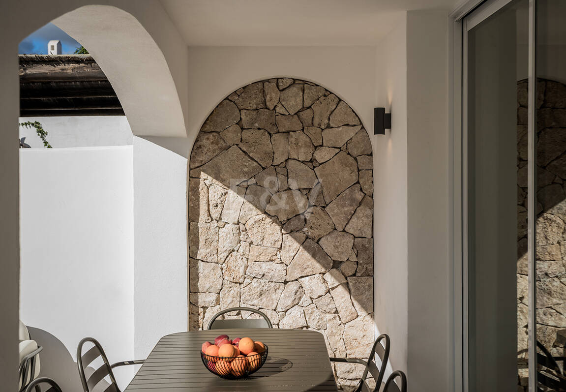 Maison de ville en bord de mer style Ibiza avec piscine chauffée privée et magnifique espace de vie extérieur