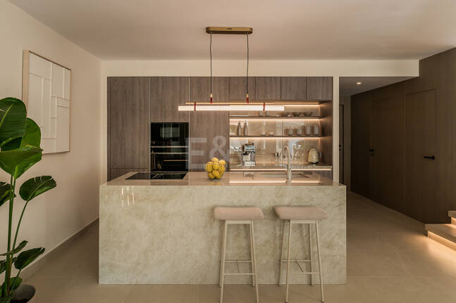 Maison de ville en bord de mer style Ibiza avec piscine chauffée privée et magnifique espace de vie extérieur