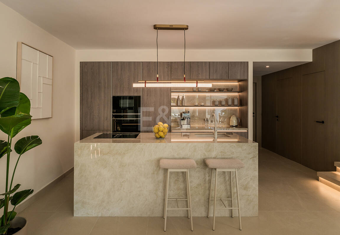 Maison de ville en bord de mer style Ibiza avec piscine chauffée privée et magnifique espace de vie extérieur