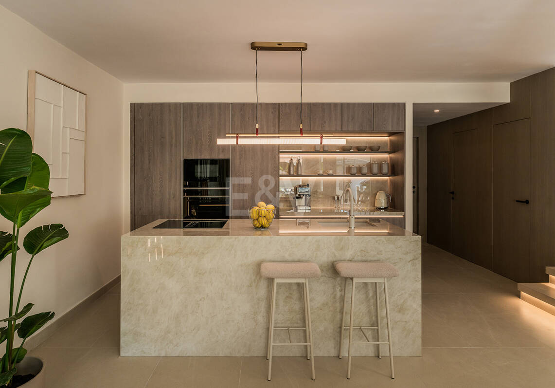 Ibiza-Style Beachside Townhouse med privat uppvärmd pool och fantastisk utomhuslivsområde