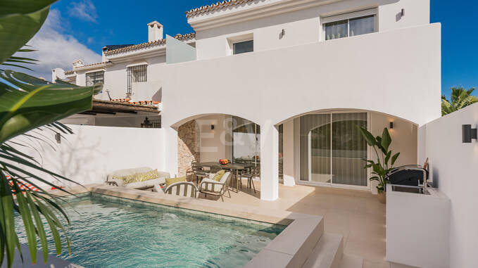 Casa adosada estilo Ibiza junto a la playa con piscina privada climatizada y espectacular área de estar al aire libre