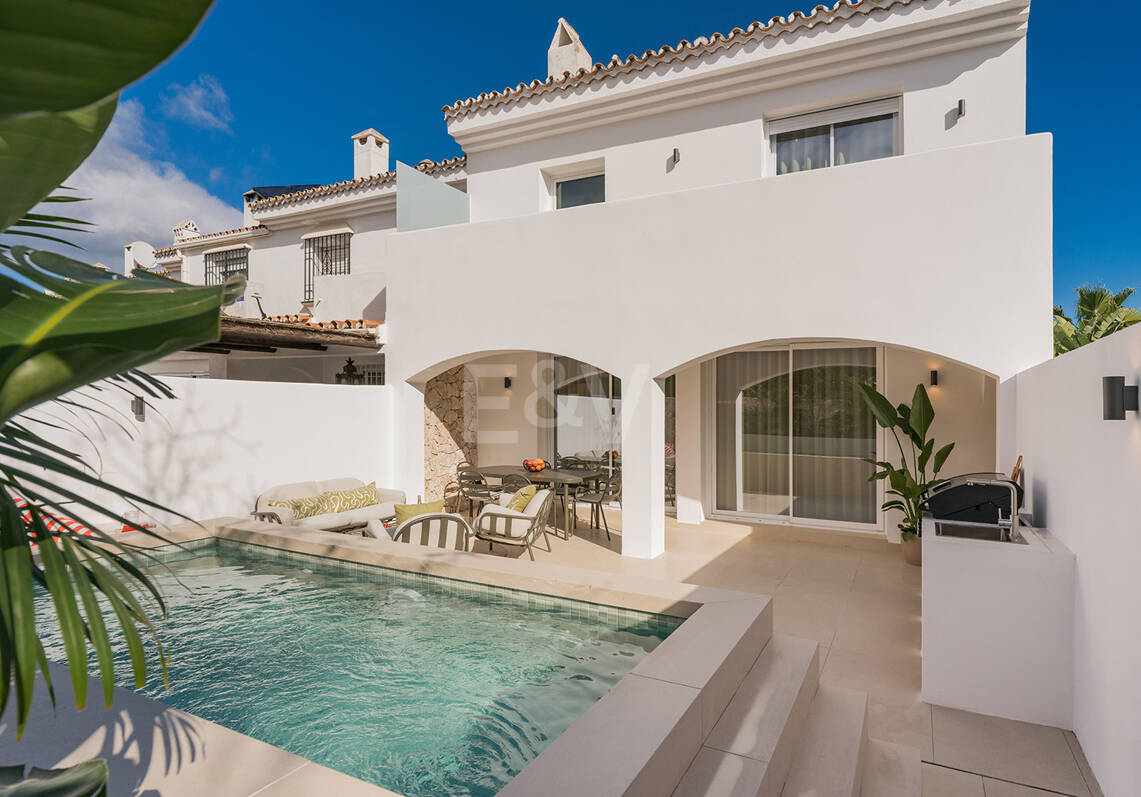 Ibiza-Style Beachside Townhouse med privat uppvärmd pool och fantastisk utomhuslivsområde