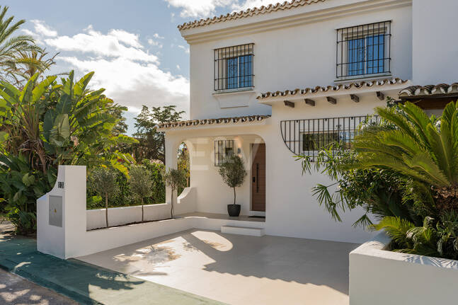 Maison de ville en bord de mer style Ibiza avec piscine chauffée privée et magnifique espace de vie extérieur