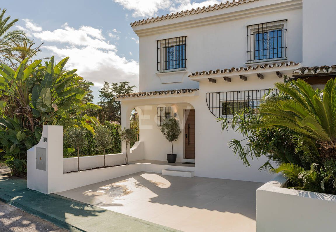 Maison de ville en bord de mer style Ibiza avec piscine chauffée privée et magnifique espace de vie extérieur