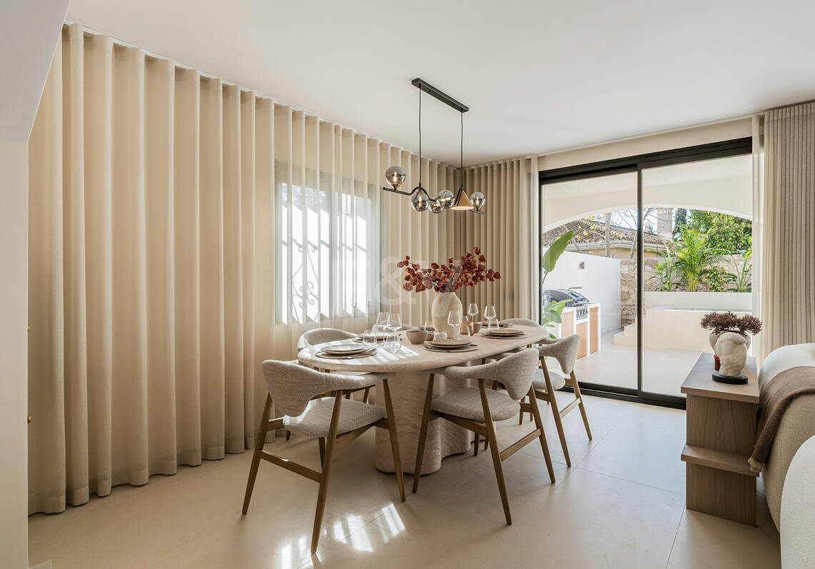Ibiza-Style Beachside Townhouse med privat uppvärmd pool och fantastisk utomhuslivsområde
