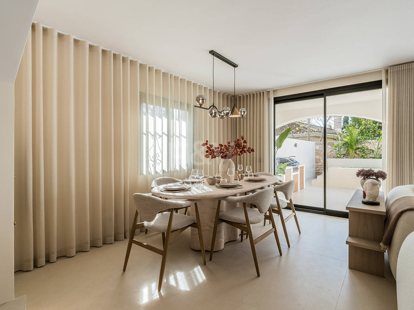 Maison de ville en bord de mer style Ibiza avec piscine chauffée privée et magnifique espace de vie extérieur