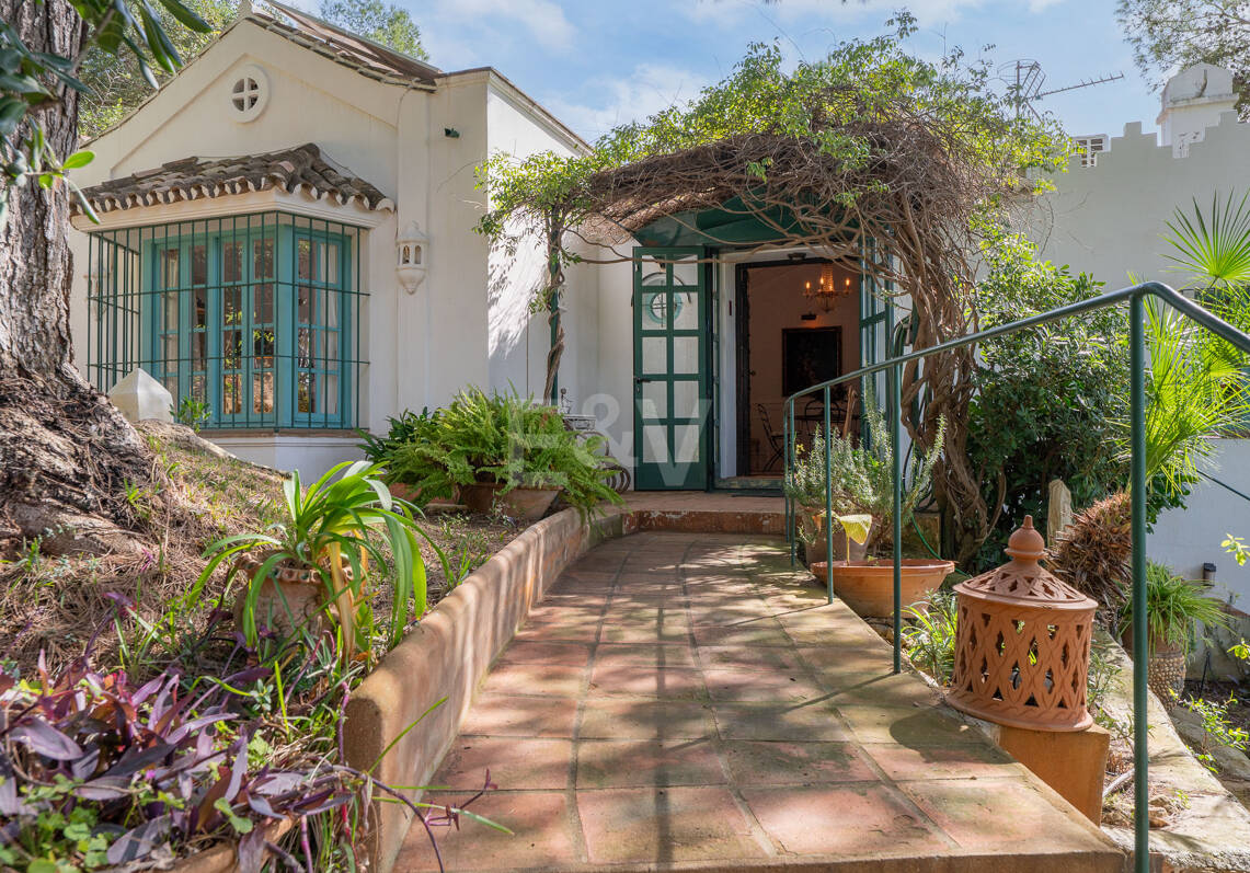 Andalusisch-stilvolle Villa mit Panoramablick auf das Meer und privatem Pool in La Montua