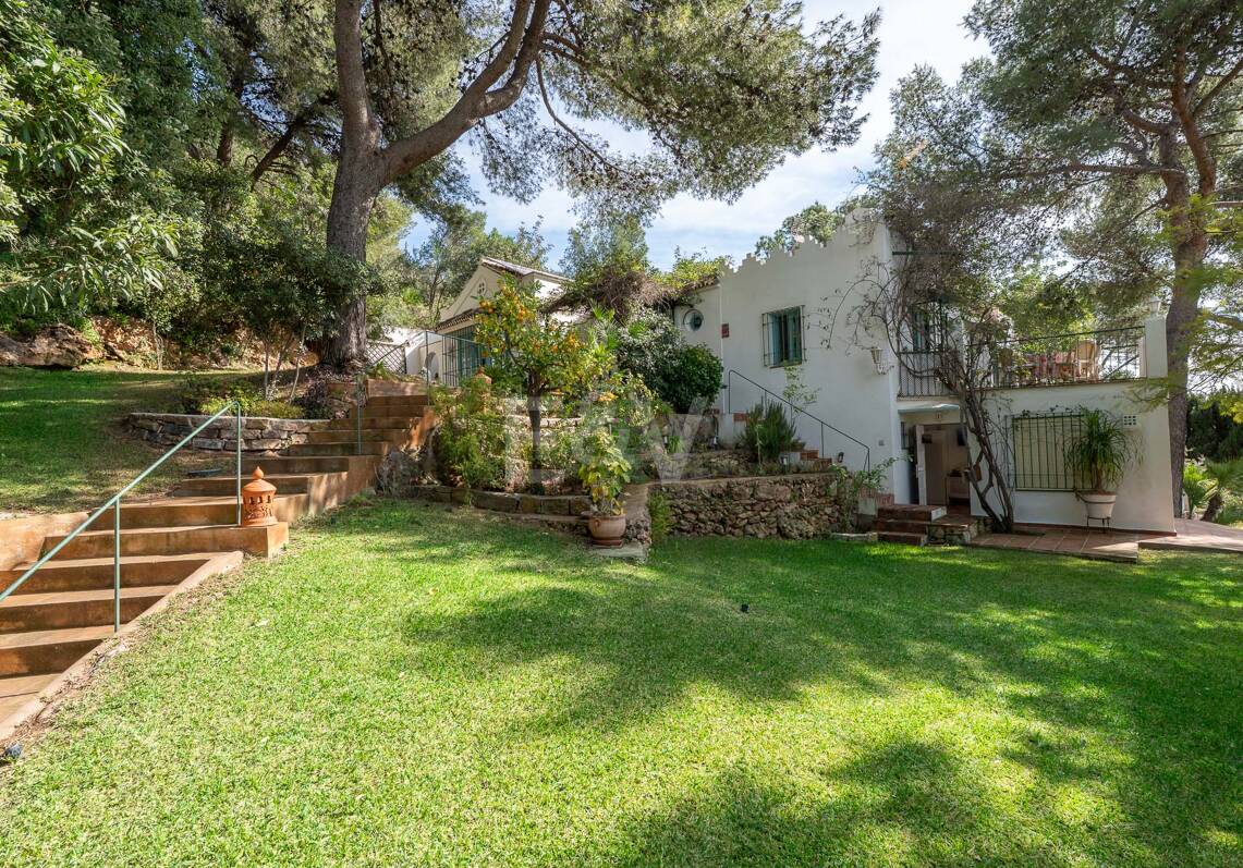 Andalusisch-stilvolle Villa mit Panoramablick auf das Meer und privatem Pool in La Montua