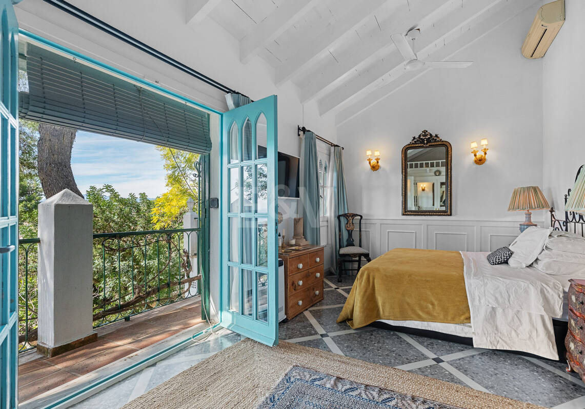Andalusisch-stilvolle Villa mit Panoramablick auf das Meer und privatem Pool in La Montua