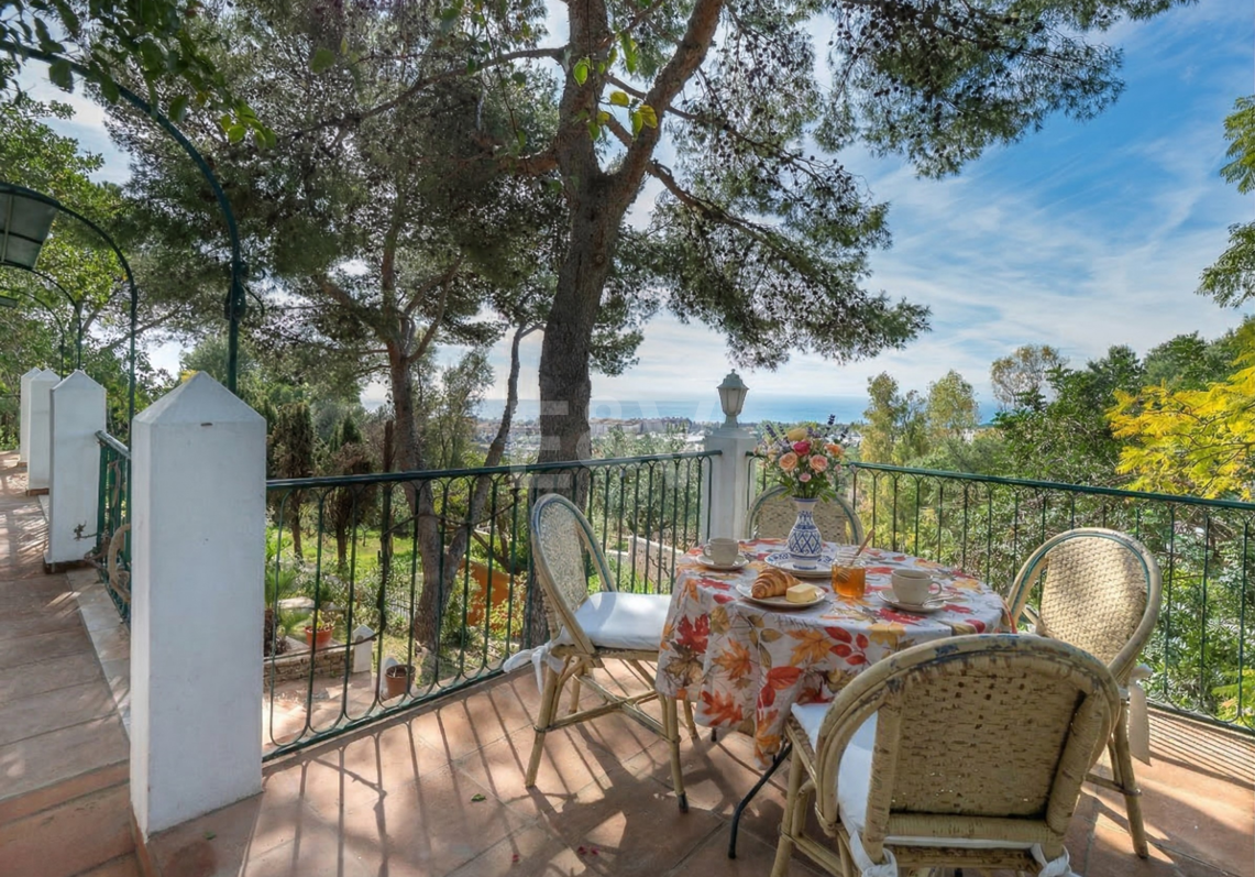 Andalusisch-stilvolle Villa mit Panoramablick auf das Meer und privatem Pool in La Montua