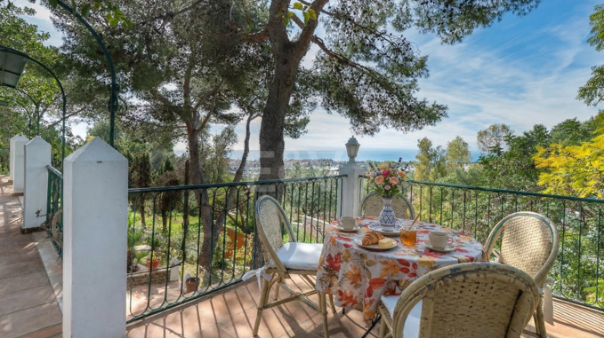 Villa de estilo andaluz con vistas panorámicas al mar y piscina privada en La Montua