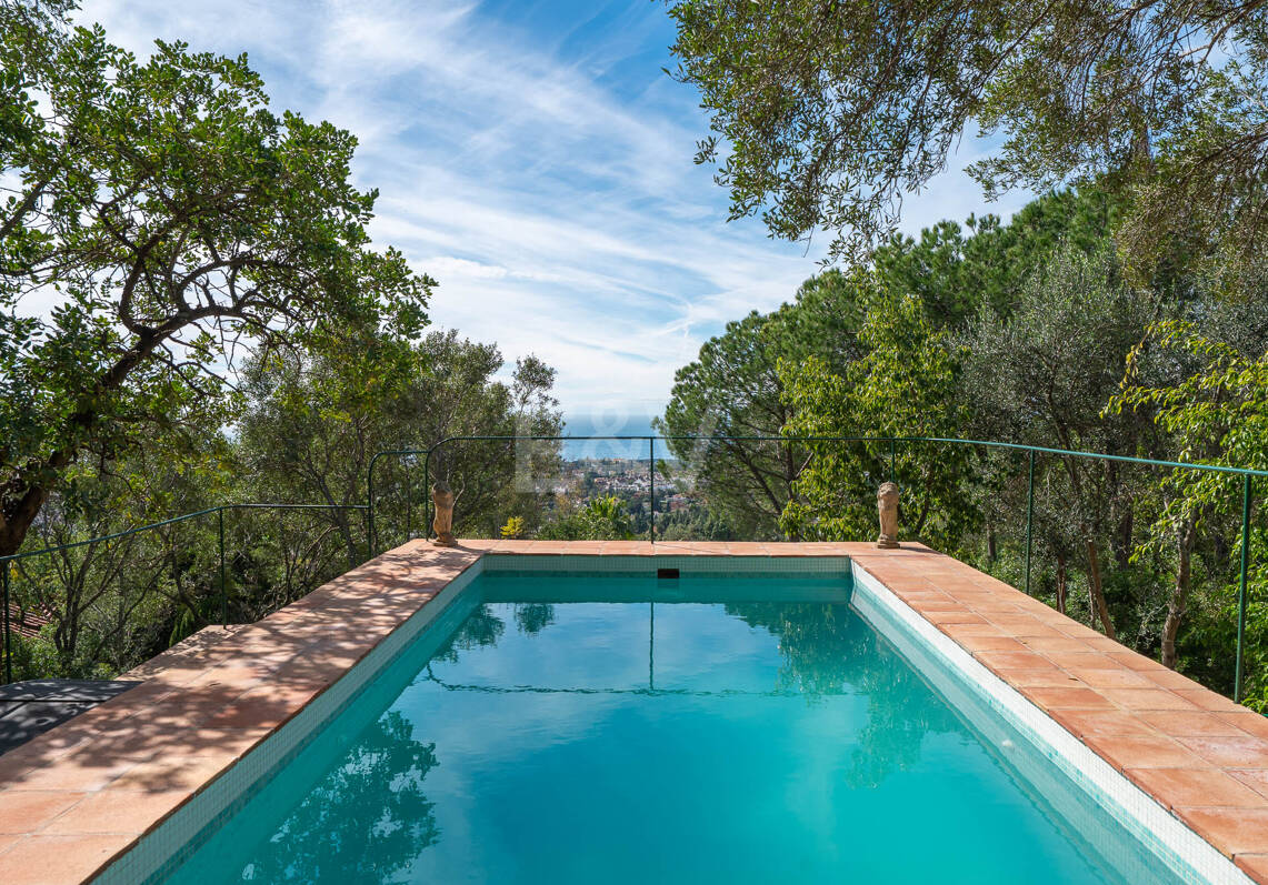 Andalusisch-stilvolle Villa mit Panoramablick auf das Meer und privatem Pool in La Montua