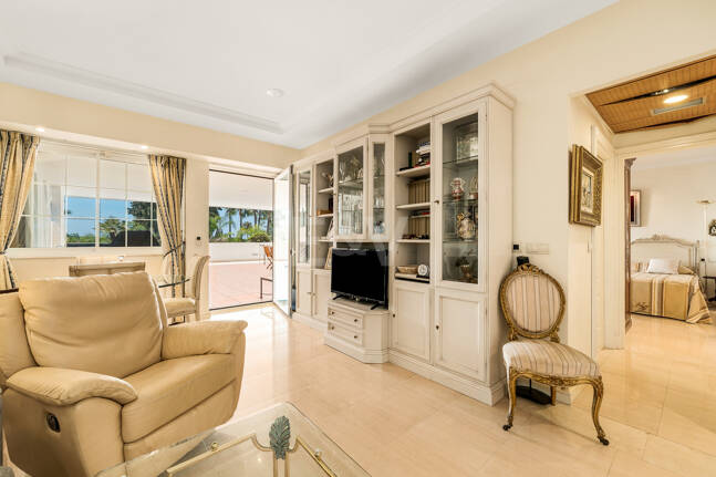 Beachside South-Facing Apartment with Large Terrace on the Golden Mile