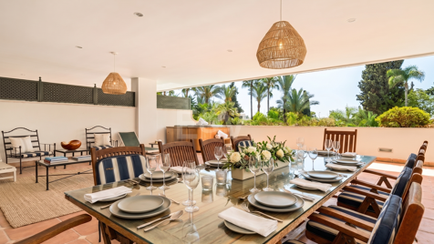 Apartamento junto al mar con orientación sur y gran terraza en la Milla de Oro