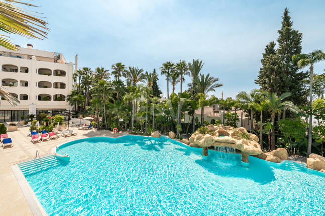Beachside South-Facing Apartment with Large Terrace on the Golden Mile