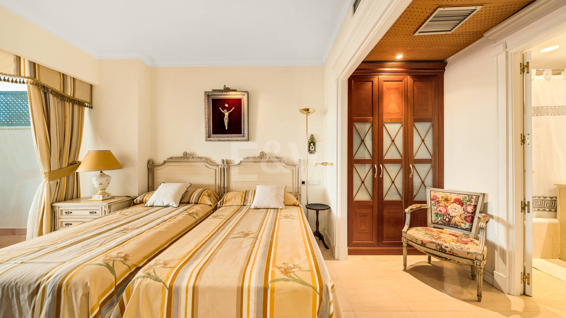 Beachside South-Facing Apartment with Large Terrace on the Golden Mile