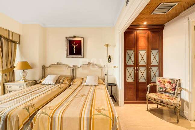 Beachside South-Facing Apartment with Large Terrace on the Golden Mile