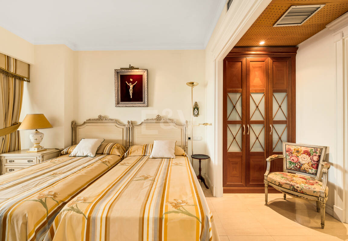 Beachside South-Facing Apartment with Large Terrace on the Golden Mile