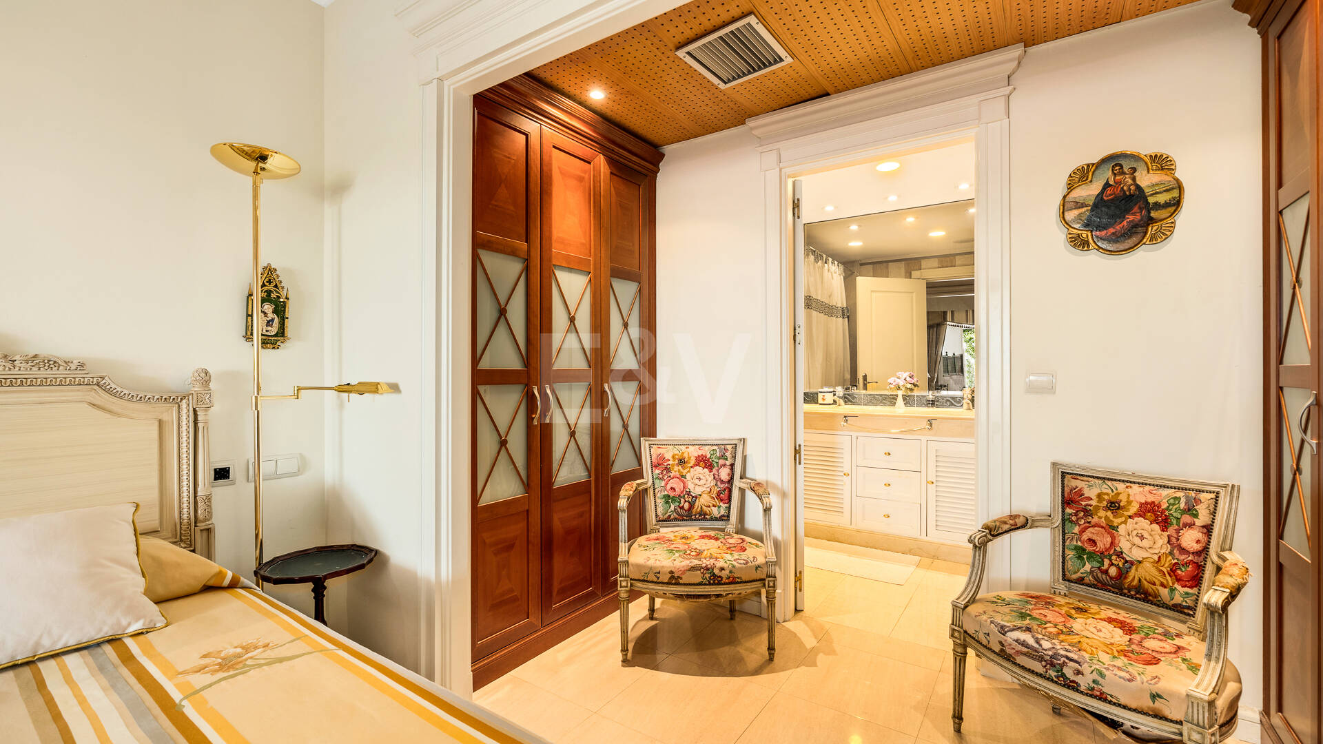 Beachside South-Facing Apartment with Large Terrace on the Golden Mile