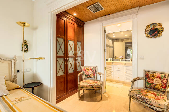 Beachside South-Facing Apartment with Large Terrace on the Golden Mile