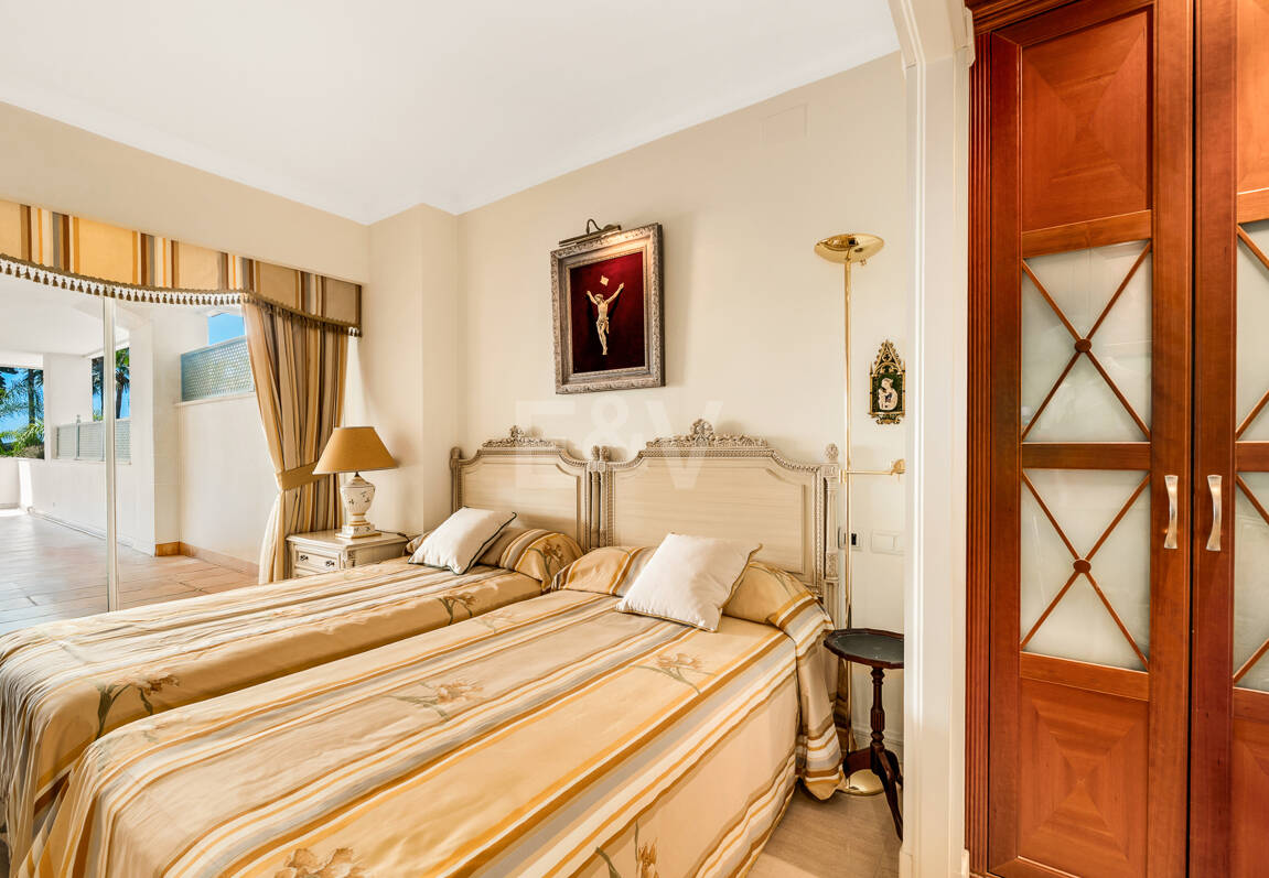 Beachside South-Facing Apartment with Large Terrace on the Golden Mile