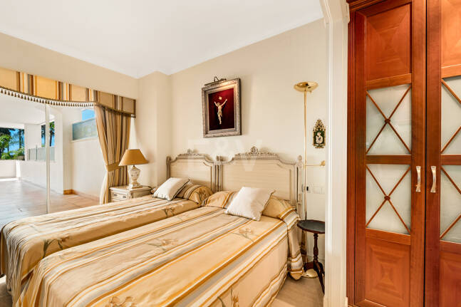 Beachside South-Facing Apartment with Large Terrace on the Golden Mile