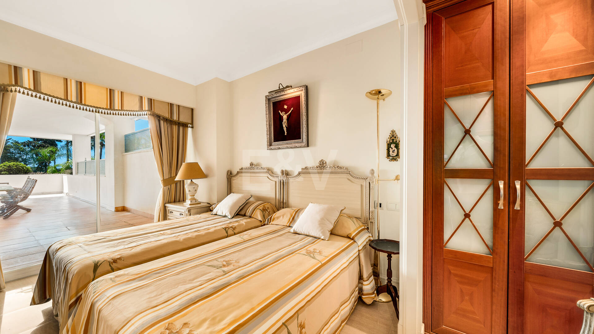 Beachside South-Facing Apartment with Large Terrace on the Golden Mile