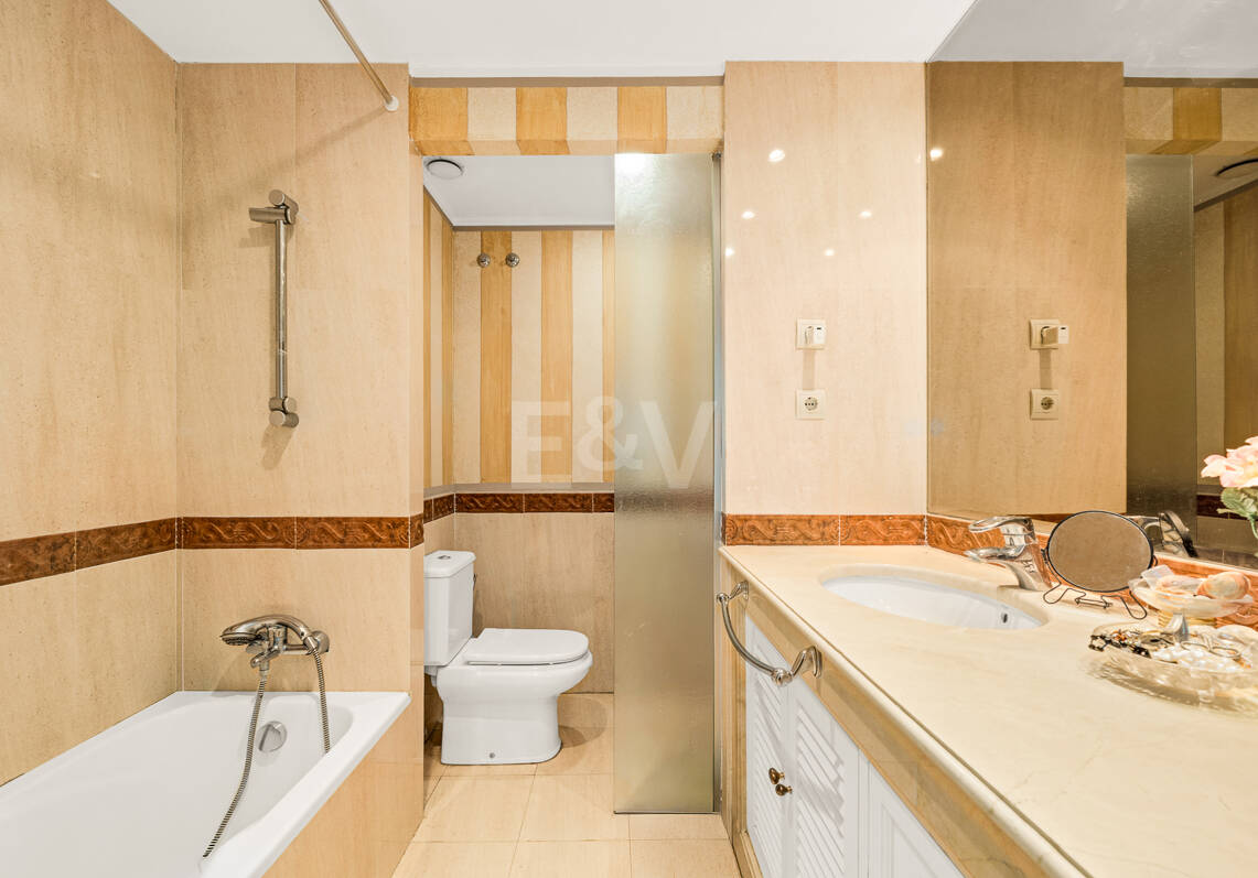 Inversión junto a la playa - Apartamento privado con gestión hotelera de alquiler en la Milla de Oro