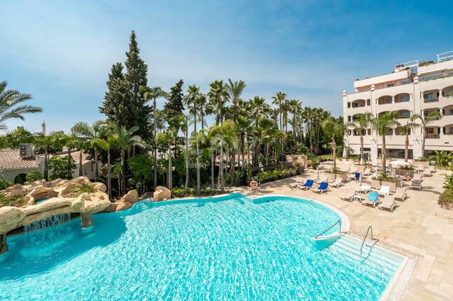Beachside South-Facing Apartment with Large Terrace on the Golden Mile