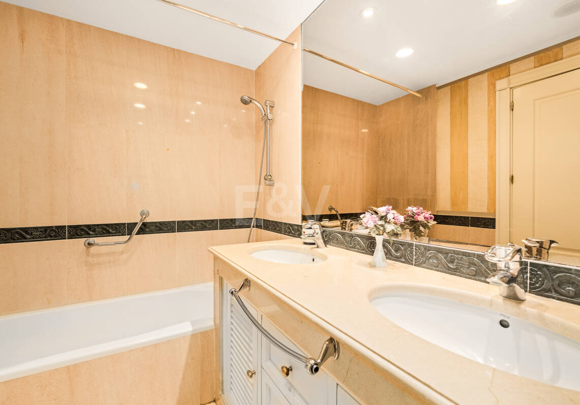 Inversión junto a la playa - Apartamento privado con gestión hotelera de alquiler en la Milla de Oro