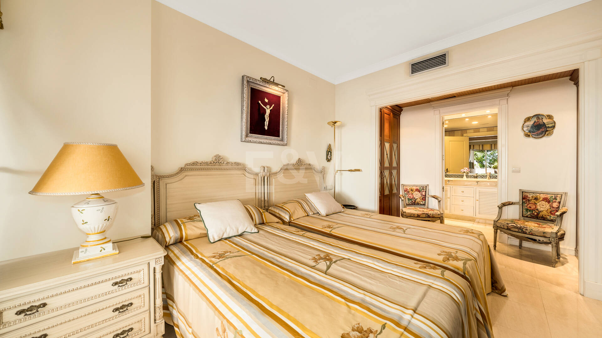 Beachside South-Facing Apartment with Large Terrace on the Golden Mile