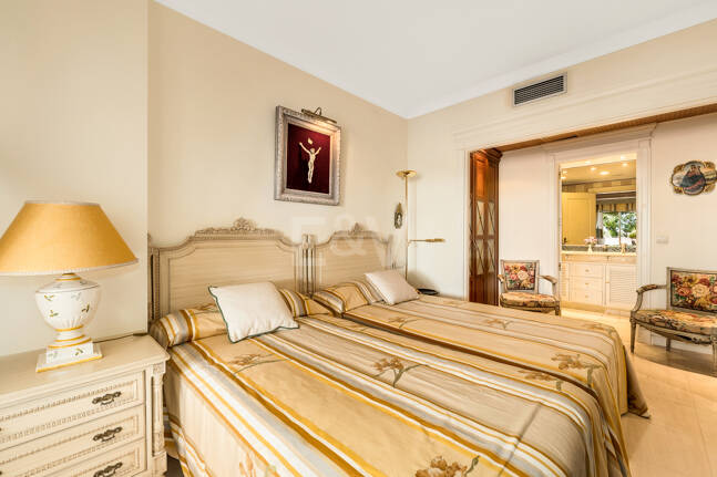 Beachside South-Facing Apartment with Large Terrace on the Golden Mile