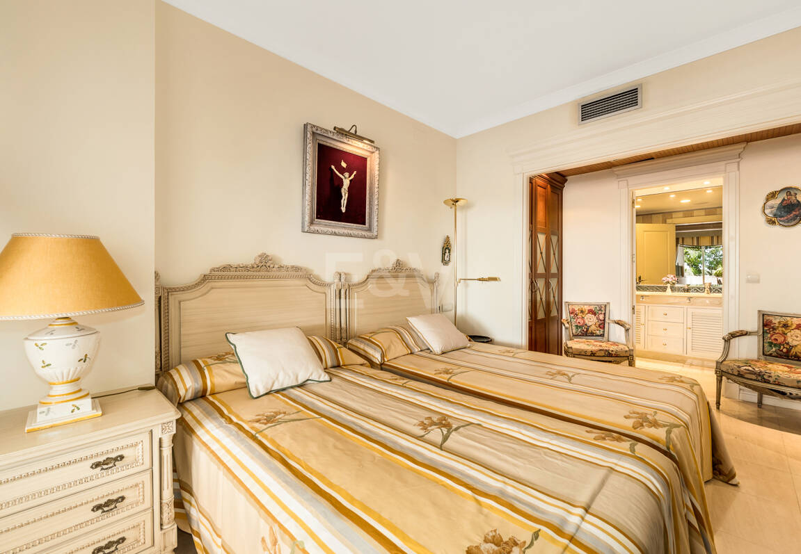 Beachside South-Facing Apartment with Large Terrace on the Golden Mile