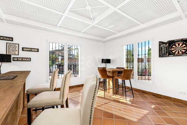 Villa junto a la playa con apartamento de invitados en Las Chapas Playa, Marbella Este