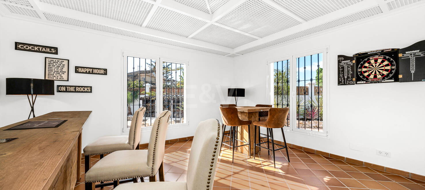 Beachside Villa with Guest Apartment in Las Chapas Beach, Marbella East