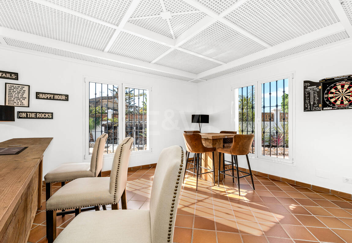 Villa junto a la playa con apartamento de invitados en Las Chapas Playa, Marbella Este