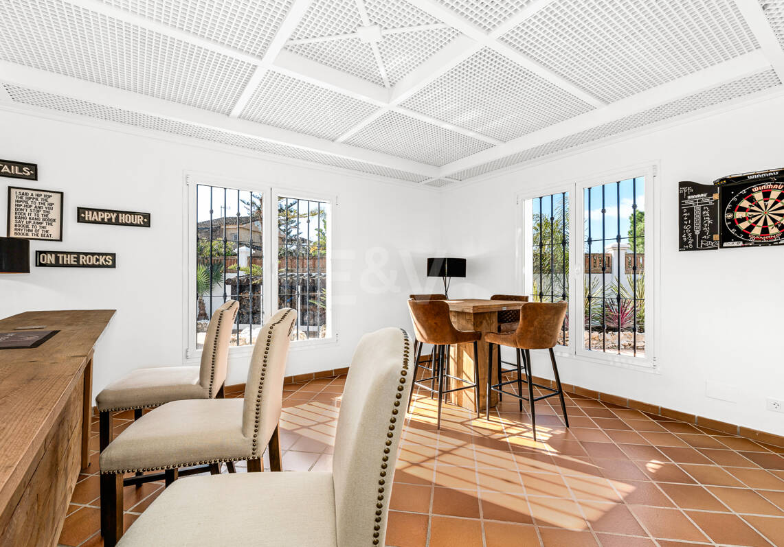 Villa junto a la playa con apartamento de invitados en Las Chapas Playa, Marbella Este