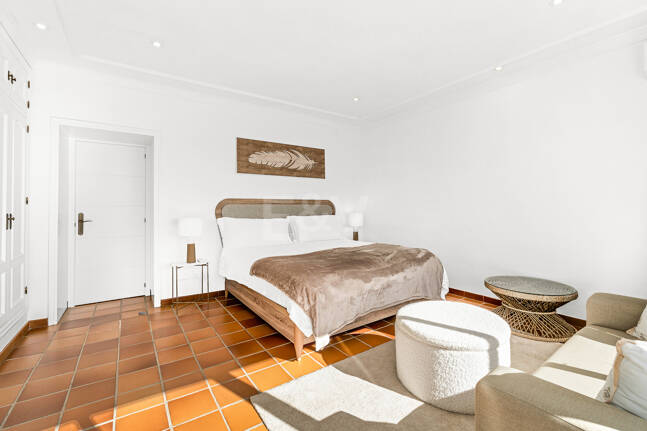 Villa junto a la playa con apartamento de invitados en Las Chapas Playa, Marbella Este