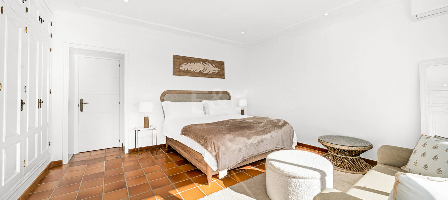 Beachside Villa with Guest Apartment in Las Chapas Beach, Marbella East