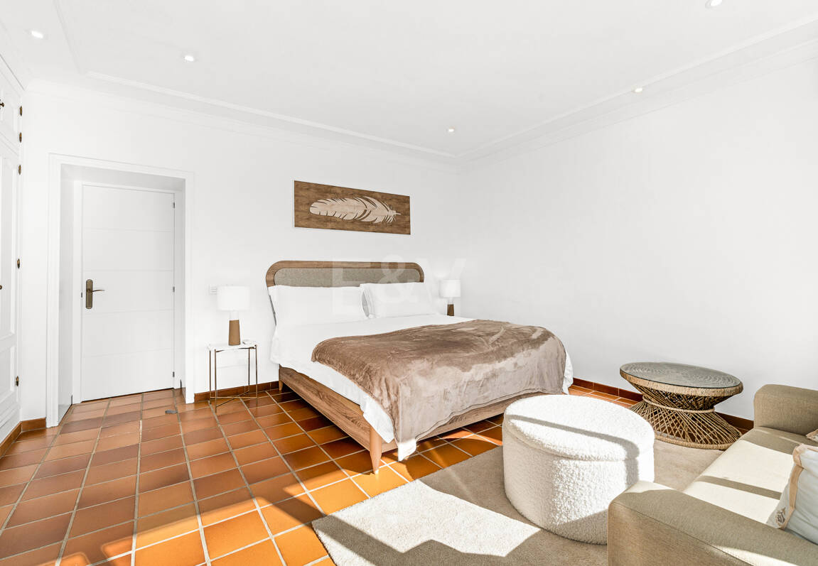 Villa junto a la playa con apartamento de invitados en Las Chapas Playa, Marbella Este