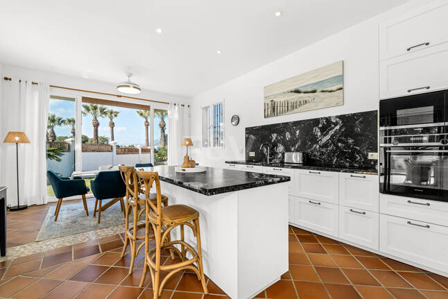 Villa junto a la playa con apartamento de invitados en Las Chapas Playa, Marbella Este