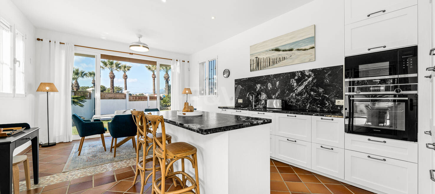 Beachside Villa with Guest Apartment in Las Chapas Beach, Marbella East