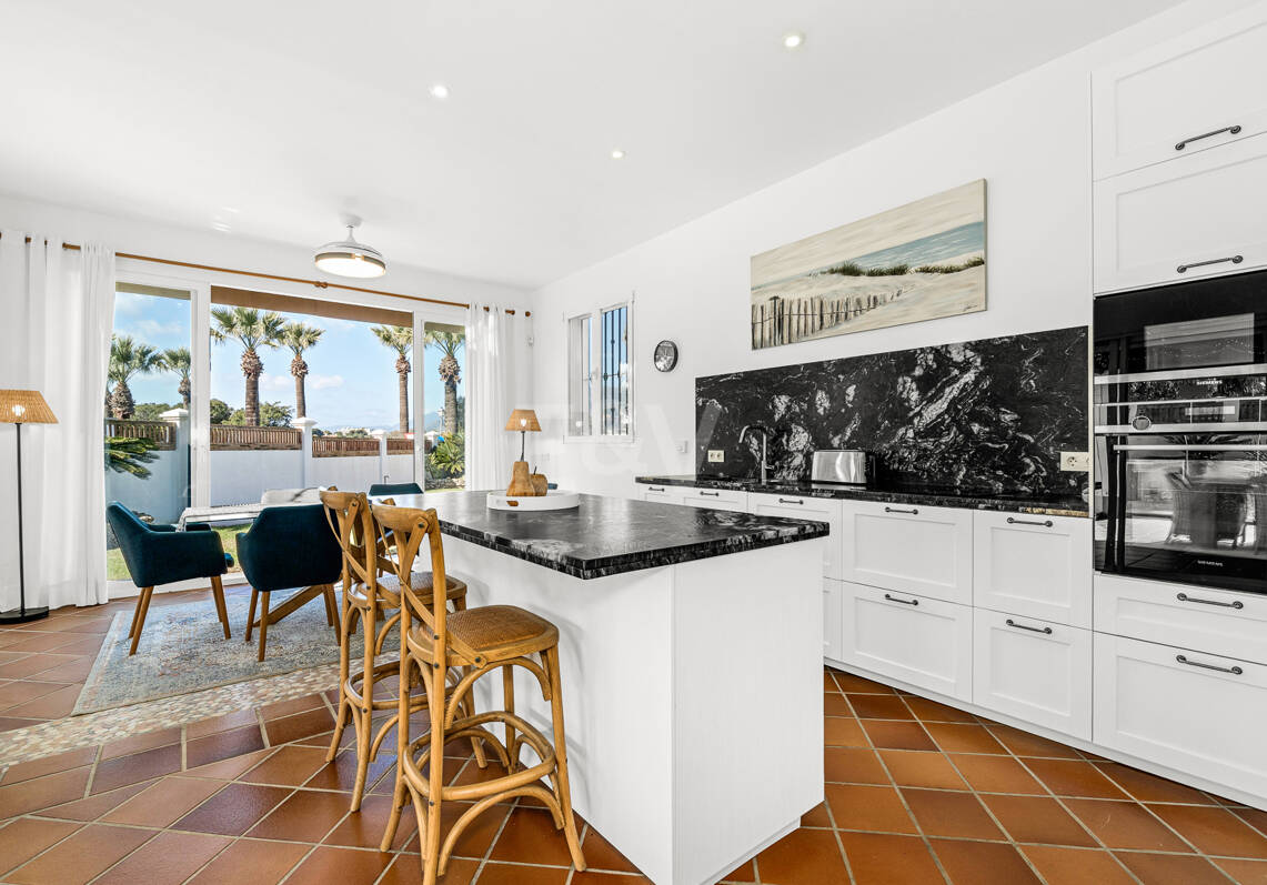 Villa junto a la playa con apartamento de invitados en Las Chapas Playa, Marbella Este