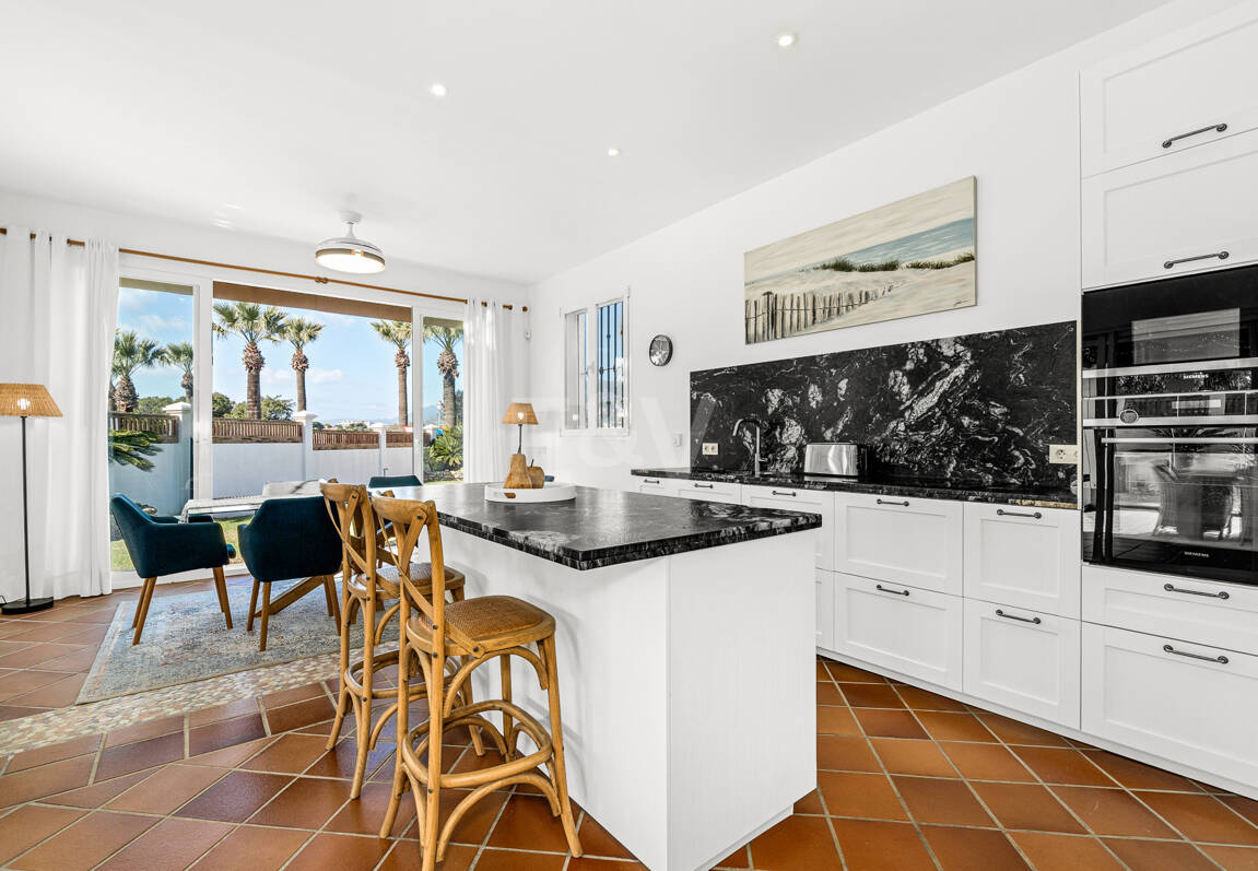 Villa junto a la playa con apartamento de invitados en Las Chapas Playa, Marbella Este