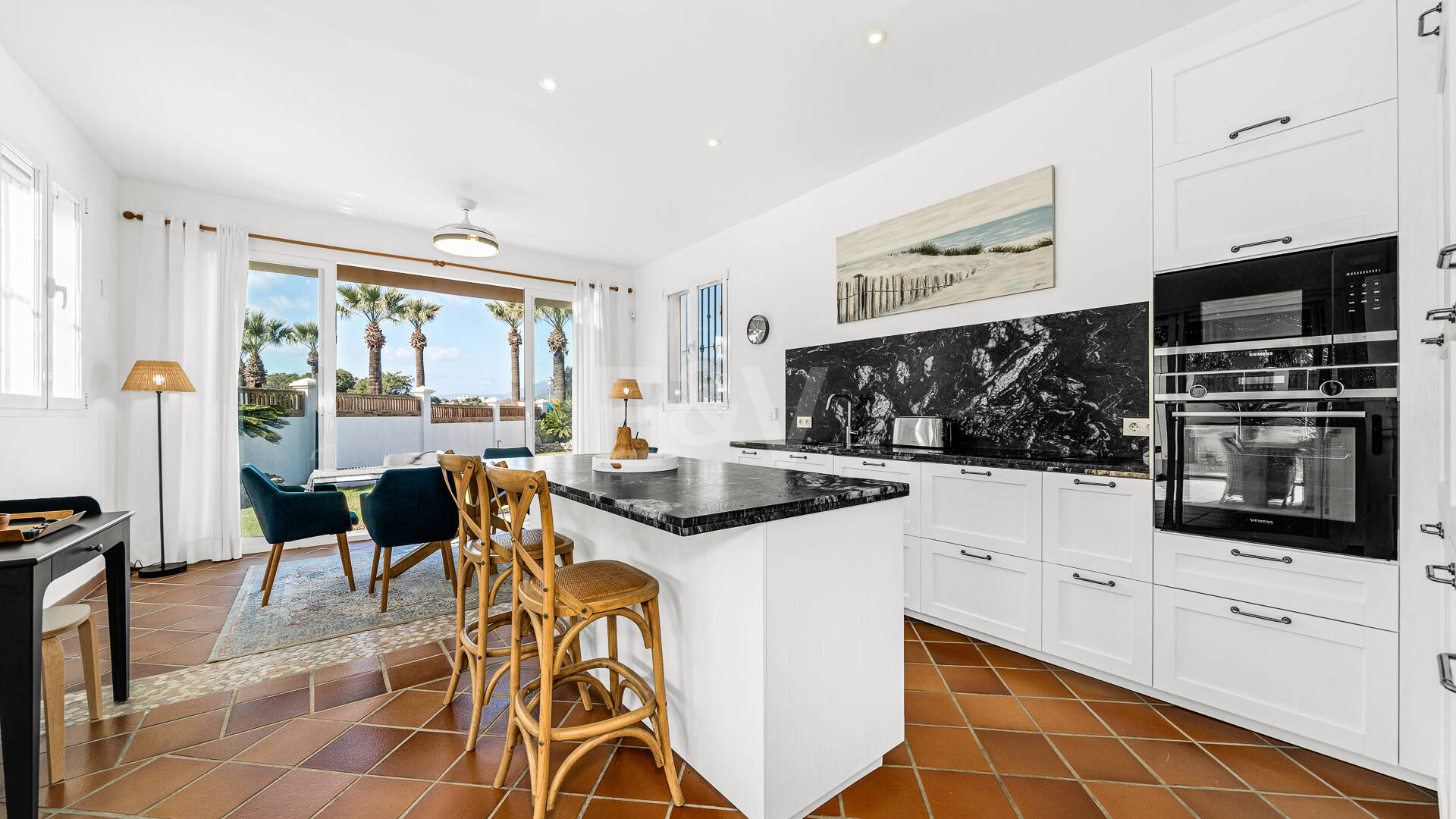 Villa junto a la playa con apartamento de invitados en Las Chapas Playa, Marbella Este