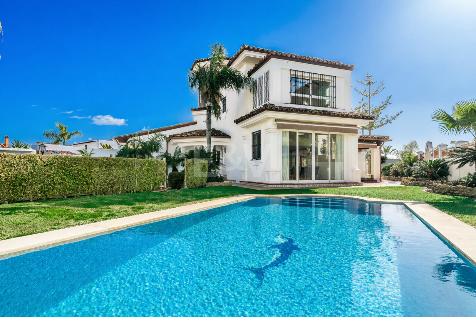 Villa junto a la playa con apartamento de invitados en Las Chapas Playa, Marbella Este